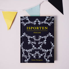 Kapitelboken Isporten: Fångade syns på vit yta, ovanför syns en färgglad vimpelgirlang