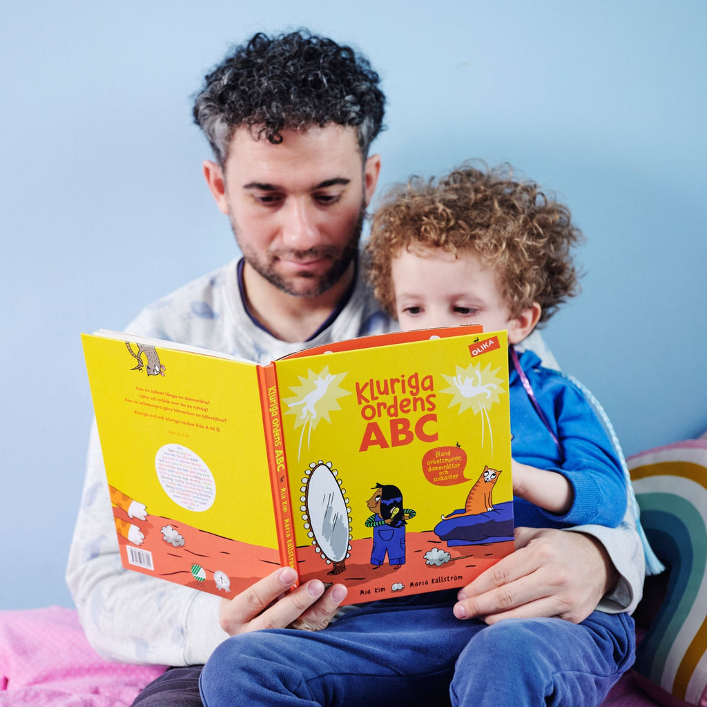 En vuxen och ett barn läser tillsammans i Kluriga ordens ABC - Bilderbok 3-6 år - OLIKA förlag - Författare: Mia Kim Illustratör: Maria Källström