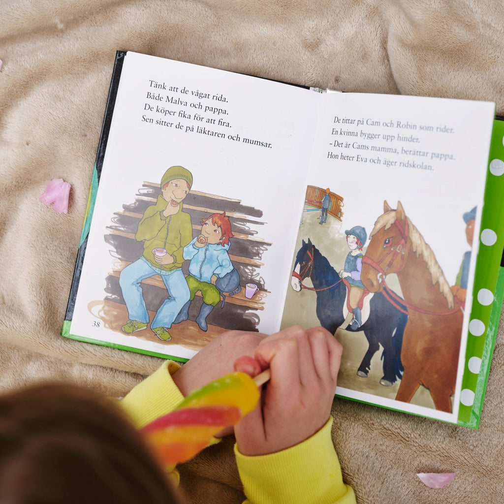 Illustrationer av hästar i boken Malva börjar rida - Lättläst 6-9 år - OLIKA förlag - Författare: Malin Eriksson - Illustratör: Lisa Säfve