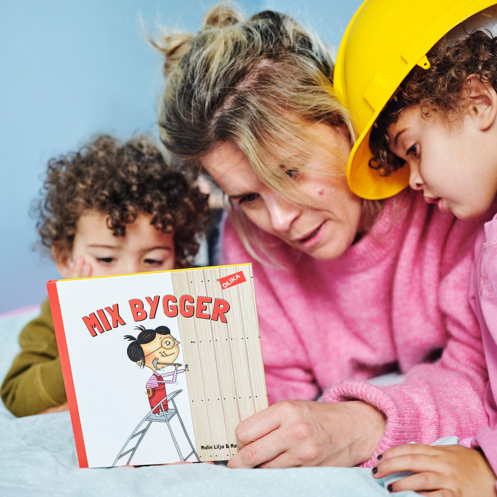 En vuxen person sitter tillsammans med två barn och läser i Mix bygger - Bilderbok 1-3 år - OLIKA förlag - Författare: Malin Lilja - Illustratör: Matilda Salmén