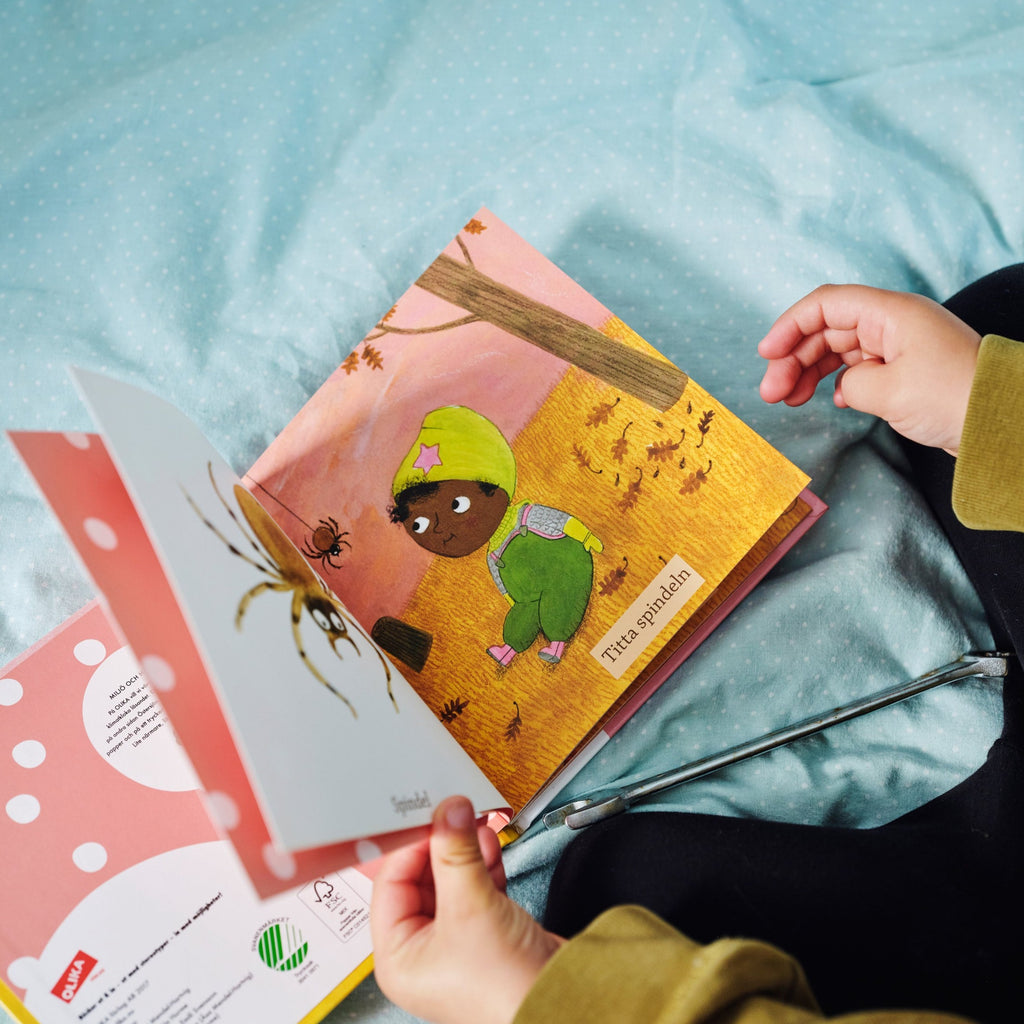 Ett barn tittar på en illustration av ett barn i Titta parken! - Bilderbok 0-2 år - OLIKA förlag - Författare: Åsa Mendel-Hartvig - Illustratör: Maija Hurme