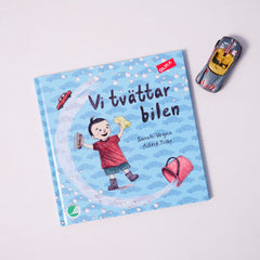 Vi tvättar bilen - vattenlek och bus