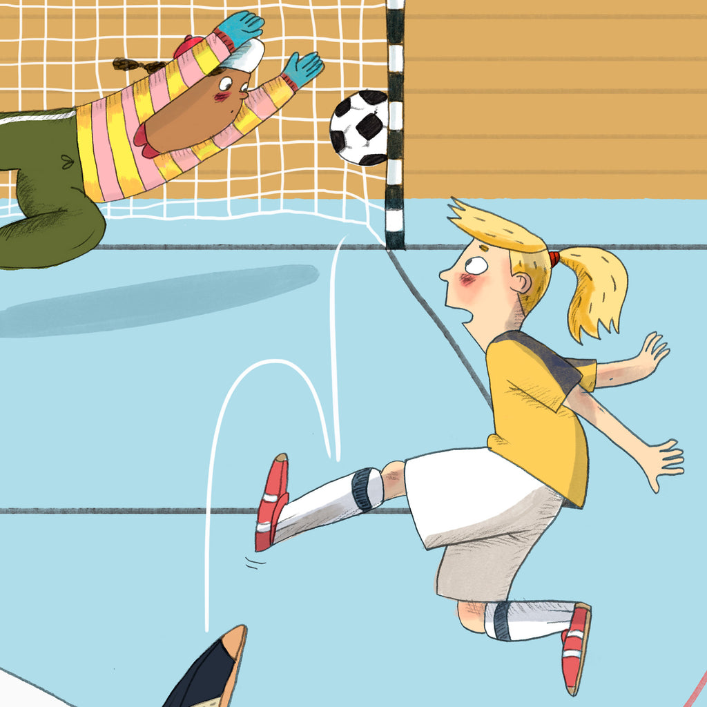 En illustration av två kvinnliga fotbollspelare under en match i boken Bästa målet, Olivia! - Inspirerad av Olivia Schoughs barndom - Kapitelbok 6-9 år - OLIKA förlag - Författare: Jennifer Wegerup - Illustratör: Maria Källström