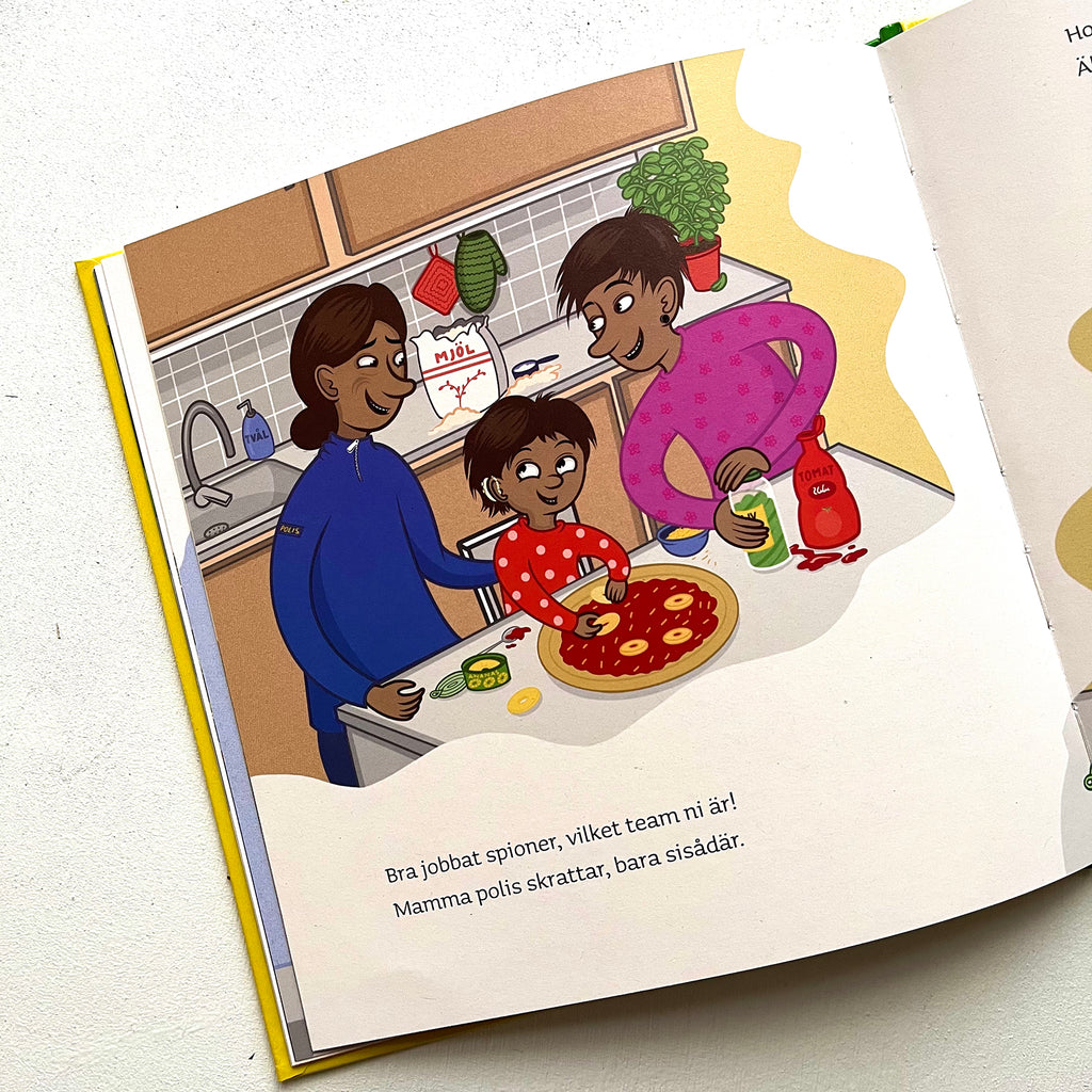 Ett uppslag med mamma och två barn som gör pizza hemma - På uppdrag - Bilderbok 1-3 år - OLIKA förlag - Författare: Jonna Kilstam - Illustratör: Johanna Arpiainen